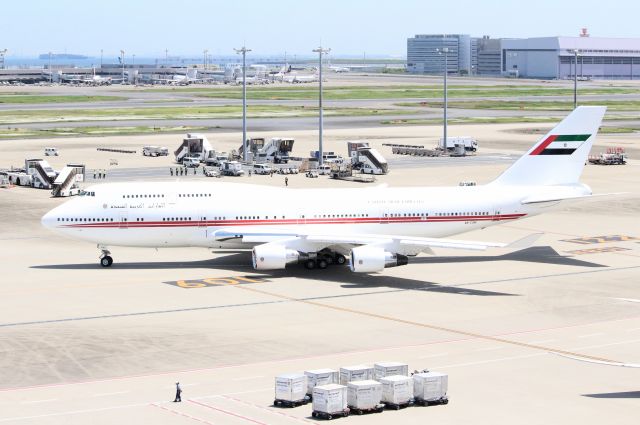 Boeing 747-400 (A6-COM)