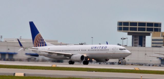 BOEING 737-400 (N78524)