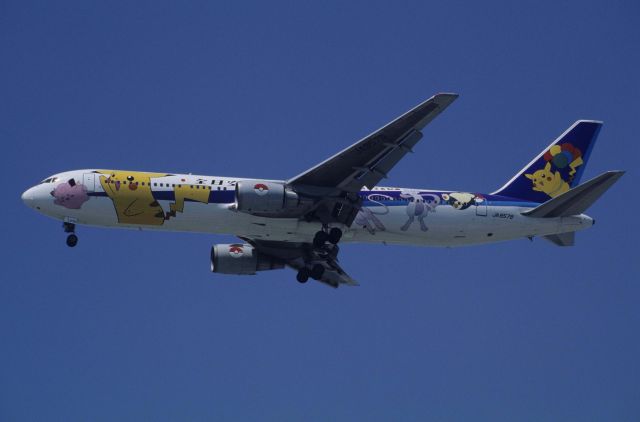 BOEING 767-300 (JA8578) - Final Approach to Tokyo-Haneda Intl Airport Rwy16L on 1999/08/31 " Pokemon c/s "