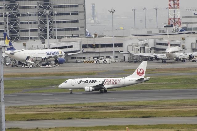 JA221J — - Landing at Tokyo-Haneda Intl Airport Rnw34L on 2014/11/6 "Ikou Touhoku Logo"