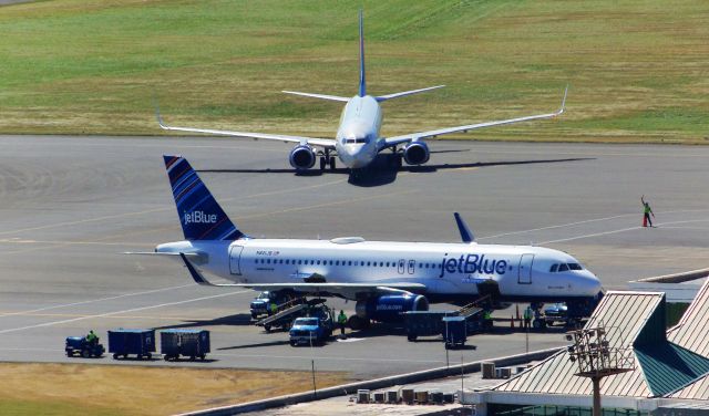 Airbus A320 (N821JB)