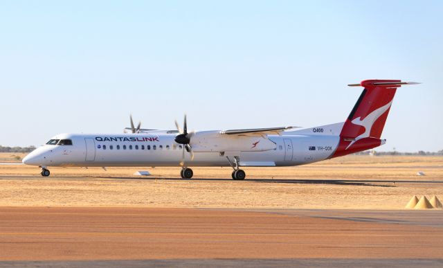 de Havilland Dash 8-400 (VH-QOK) - Qantas Link Dash 8 gets ready to fly to Brisbane 22/07/2018