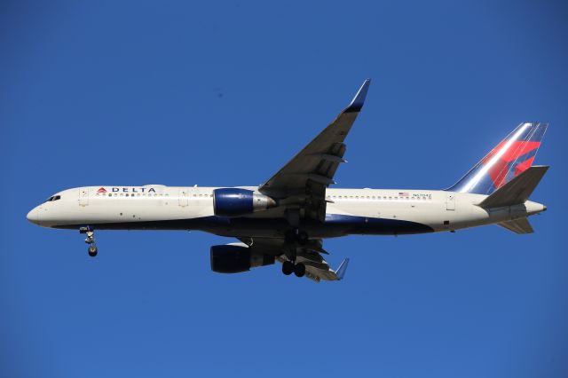 Boeing 757-200 (N6704Z)