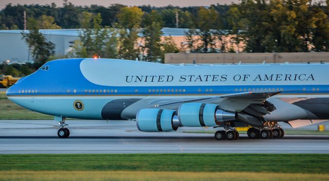 Boeing 747-200 (82-8000)