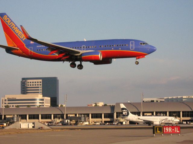 Boeing 737-700 (N406WN) - Landing on RWY 19R