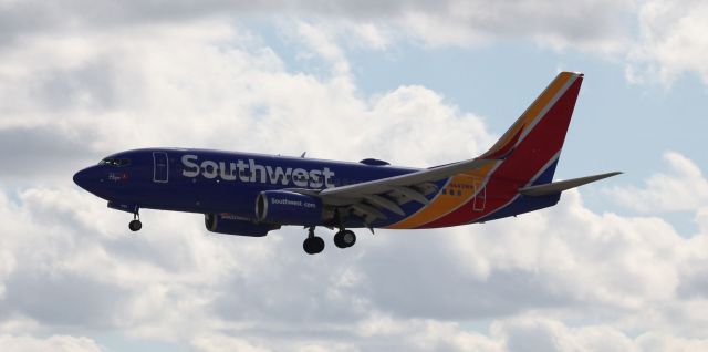 Boeing 737-700 (N443WN) - On approach to Miami International on the afternoon of the 29th of November, 2020.