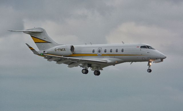 Canadair Challenger 350 (C-FMIX) - Landing in CYHU, 23-09-2019.