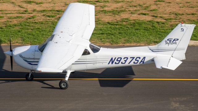 Cessna Skyhawk (N937SA) - N937SA taxiing to Frederick Municipal's runway 23 