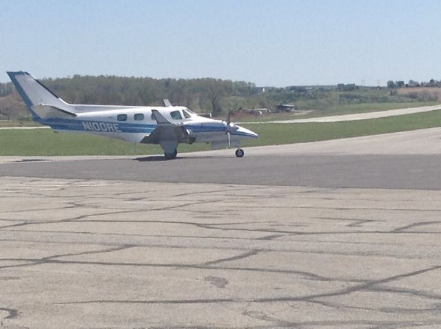 Beechcraft Duke (N100RE)