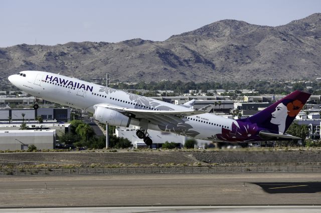 Airbus A330-200 (N384HA)