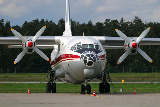 Antonov An-12 (UR-CAK)