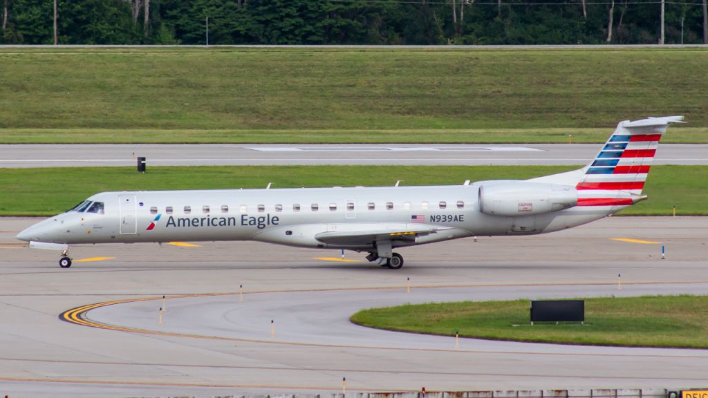 Embraer ERJ-145 (N939AE)