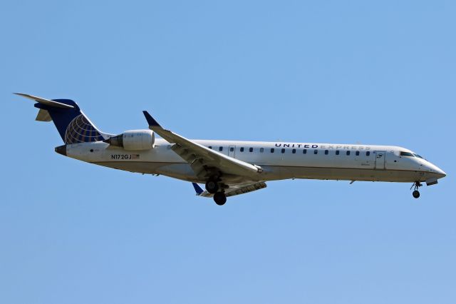 Canadair Regional Jet CRJ-700 (N172GJ) - GJS4535, United Express/GoJet (N172GJ, cn 10283), on final for RWY 24L.