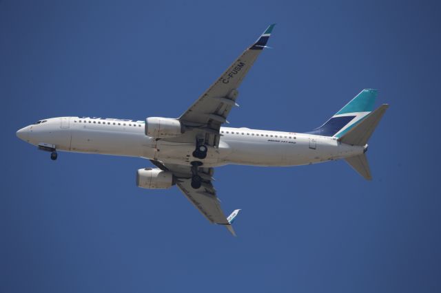 Boeing 737-800 (C-FUSM)