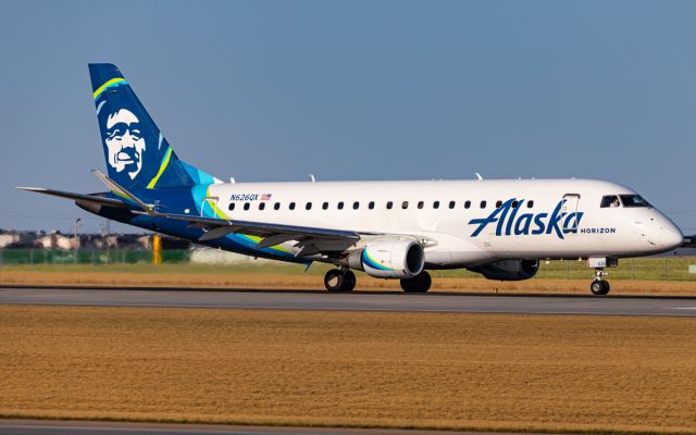 EMBRAER 175 (long wing) (N626QX)