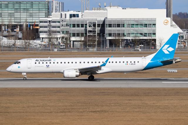 EMBRAER 195 (I-ADJO)