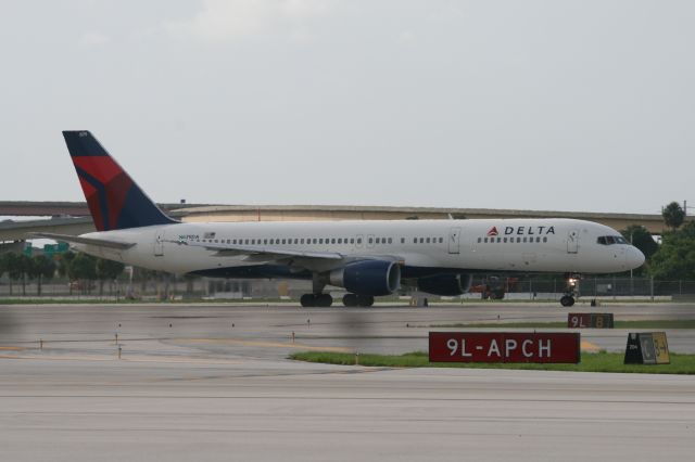 Boeing 757-200 (N679DA)