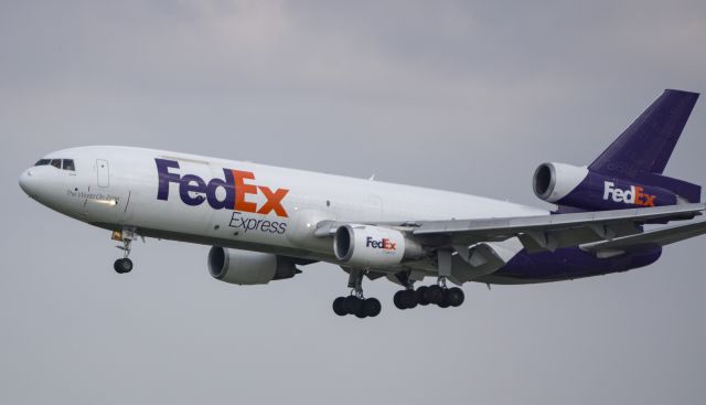 McDonnell Douglas DC-10 (N316FE) - Short final runway 4