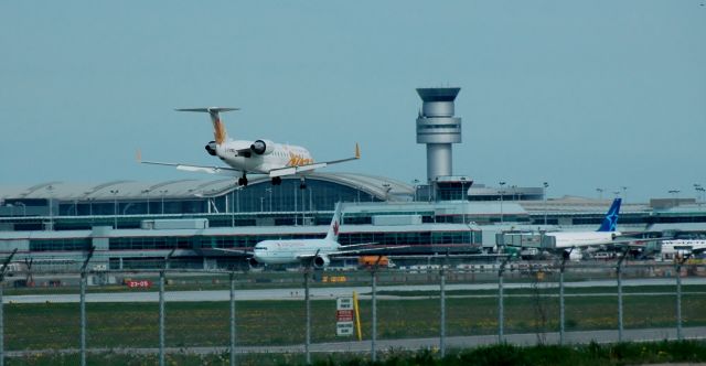 Canadair Regional Jet CRJ-100 (C-FVMD)