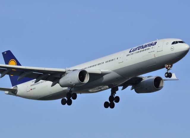 Airbus A330-300 —