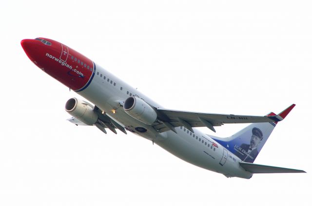 Boeing 737-800 (LN-NII) - JC Ellehammer climbing away from BOS