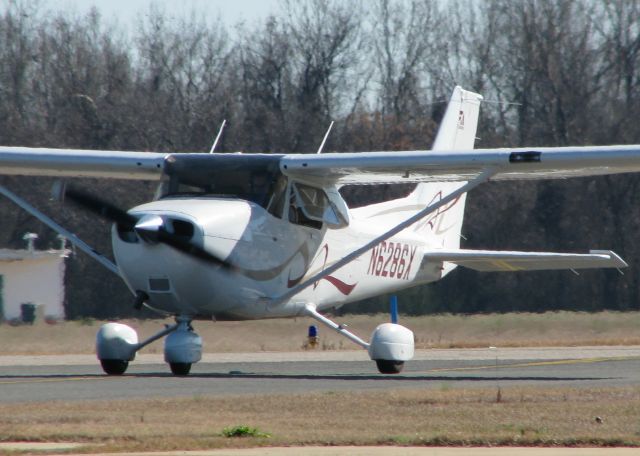 Cessna Skyhawk (N6286X) - Taxiing to runway 14 at Downtown Shreveport.