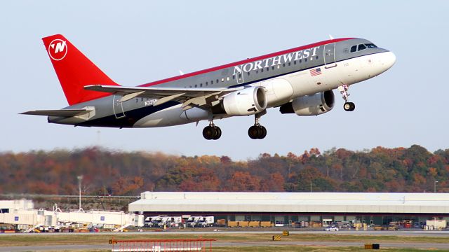 Airbus A319 (N335NB) - November 2006