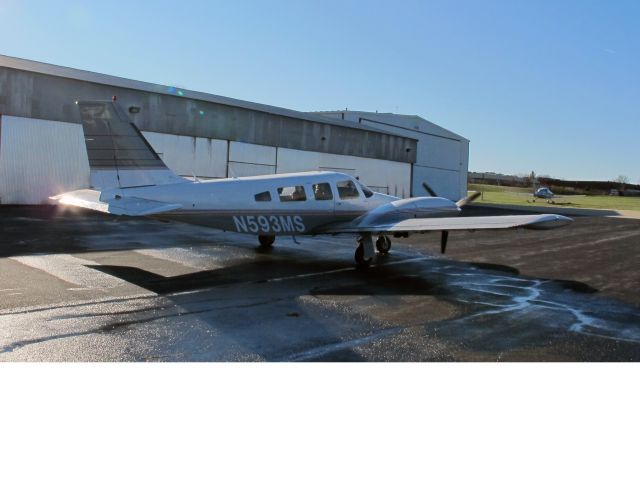 Piper Seneca (N593MS) - Taxiing out for departure runway 32.