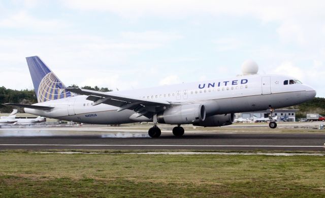 Airbus A320 (N409UA)