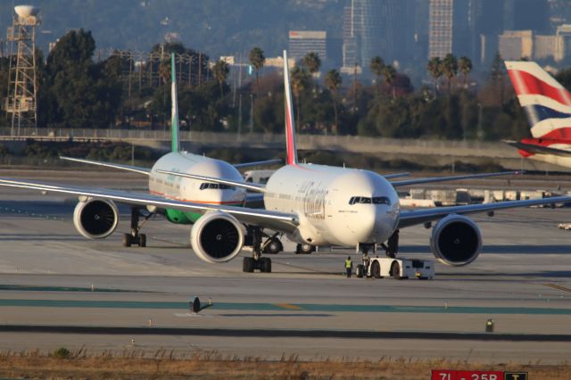 BOEING 777-300ER (A6-EGF)