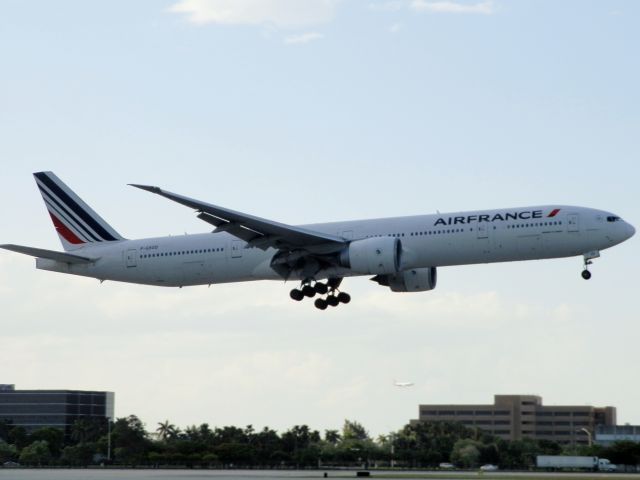 BOEING 777-300ER (F-GSQD)