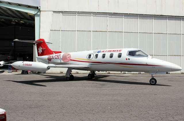 Learjet 25 (XA-CST)