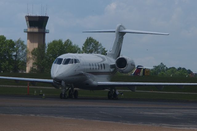 Canadair Challenger 350 (N752QS)