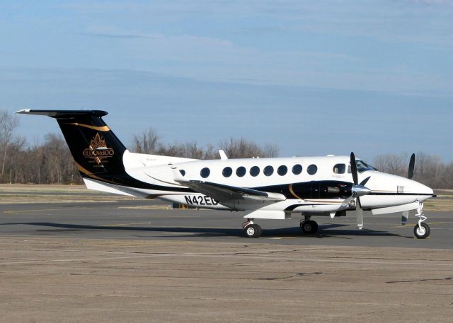 Beechcraft Super King Air 350 (N42ED) - Nice looking new paint on this King Air.