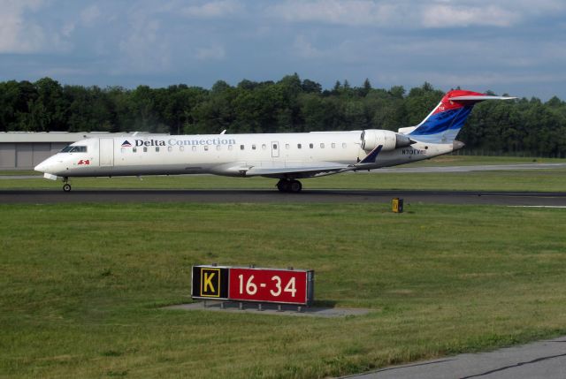 Canadair Regional Jet CRJ-700 (N713EV) - Take off RW 34.