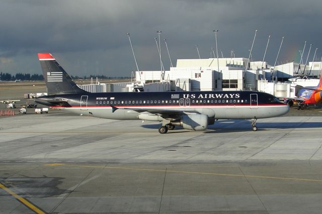 Airbus A320 (N108UW)