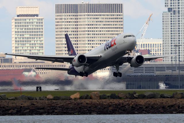 BOEING 767-300 (N270FE) - FDX 3601 to Indianapolis departing on runway 9