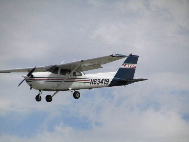 Cessna Skyhawk (N63419) - Landing RWY 30