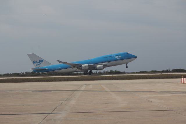 Boeing 747-400 (PH-BFH) - takeing off runway 11 @ Curacao