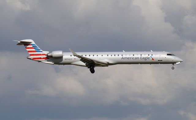 Canadair Regional Jet CRJ-900 (N954LR)