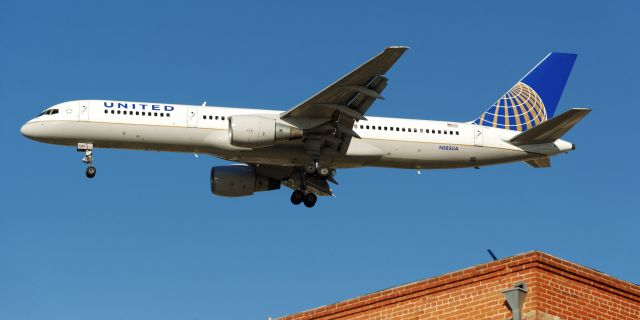 Boeing 757-200 (N585UA)