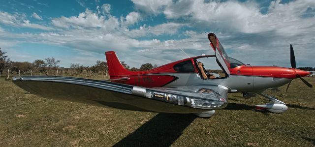 Cirrus SR-22 (LV-KBL) - Cirrus y nubes