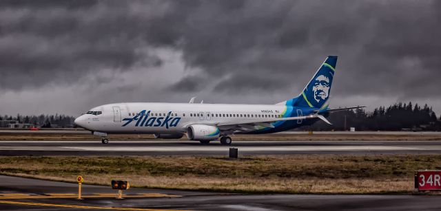 Boeing 737-800 (N563AS) - The skies are dark but this Alaska 738 adds a little color to the dark background