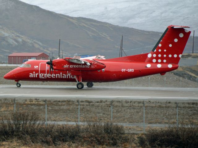 de Havilland Dash 8-200 (OY-GRO) - Landing in rain