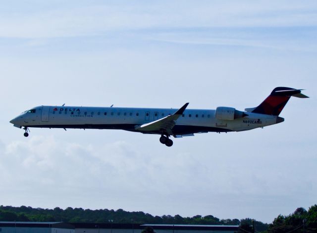 Canadair Regional Jet CRJ-900 (N692CA)