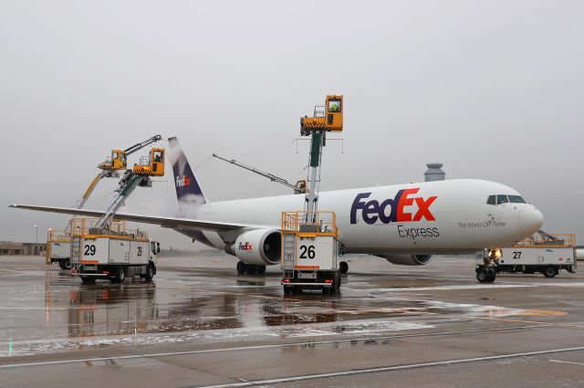 BOEING 767-300 (N131FE) - FDX427 Heavy, "Alanis", getting deiced on 6 Feb 2020.