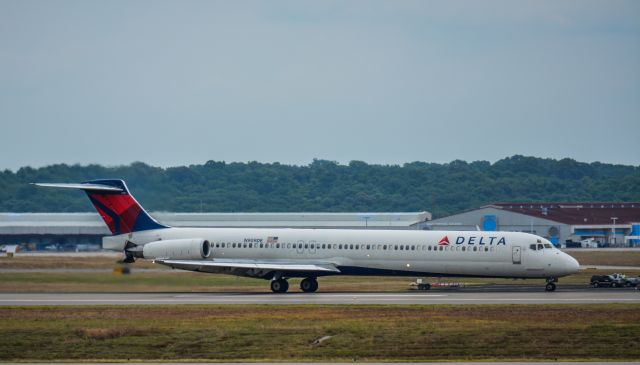 McDonnell Douglas MD-88 (N909DE)