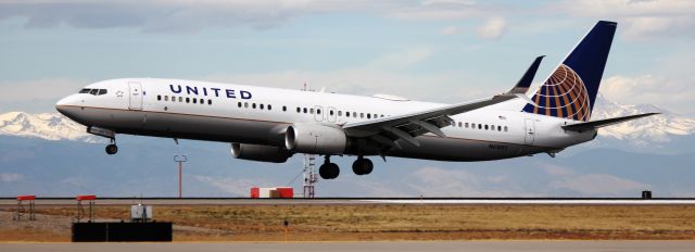 Boeing 737-900 (N61882) - Landing on 16L.