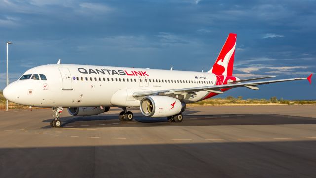 Airbus A320 (VH-VQW)