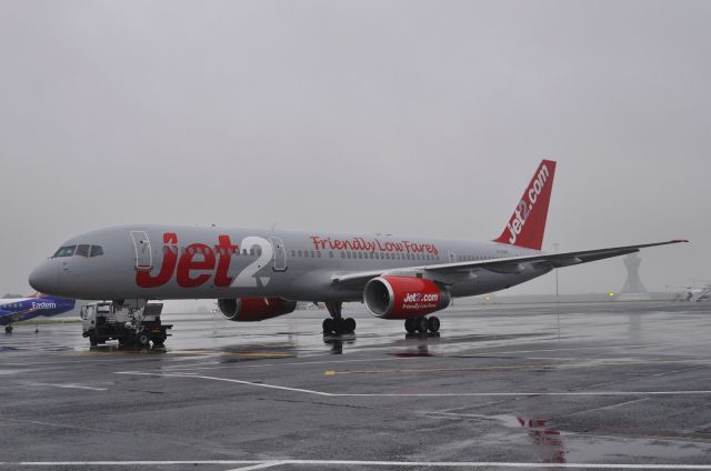 Boeing 757-200 (G-LSAH) - Jet2 Boeing 757-21B G-LSAH in a rainy morning at Newcastle Airport